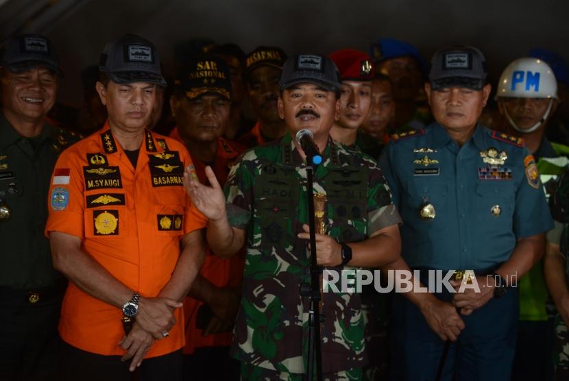 Panglima TNI Marsekal Hadi Tjahjanto didampingi Kepala Basarnas Marsekal Madya M. Syaugi memberikan keterangan usai meninjau lokasi jatuhnya pesawat Lion Air JT 610 di Dermaga JICT 2, Pelabuhan Tanjung Priok, Jakarta, Rabu (31/10).