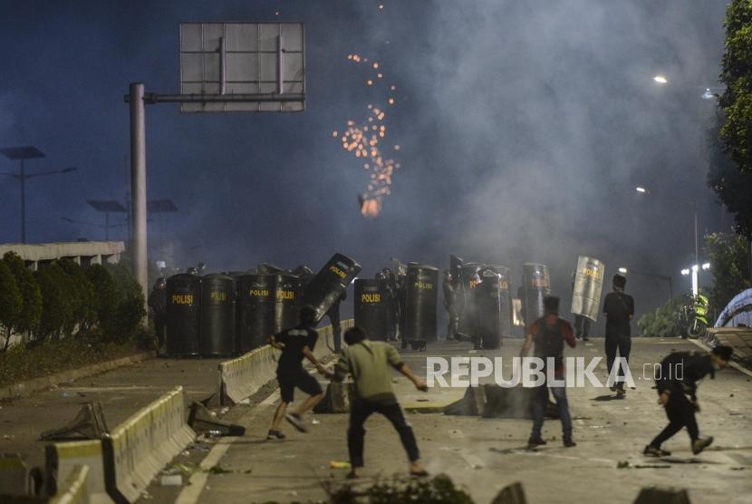 Sejumlah massa saat berhadapan dengan polisi di kawasan Gatot Subroto, Jakarta, Selasa (24/9).