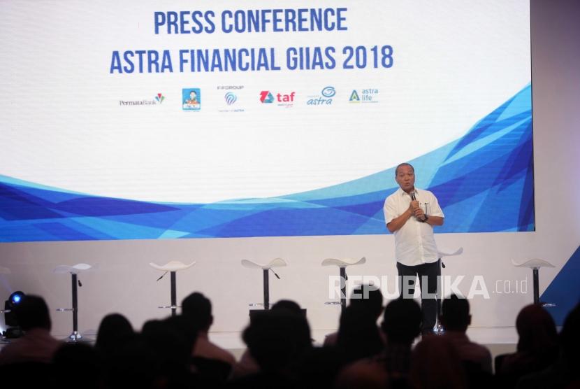 Direktur PT Astra Internasional Tbk Suparno Djasmin memberikan paparannya saat Konferensi Pers Astra Finansial GIIAS 2018 di Jakarta, Selasa (24/7).