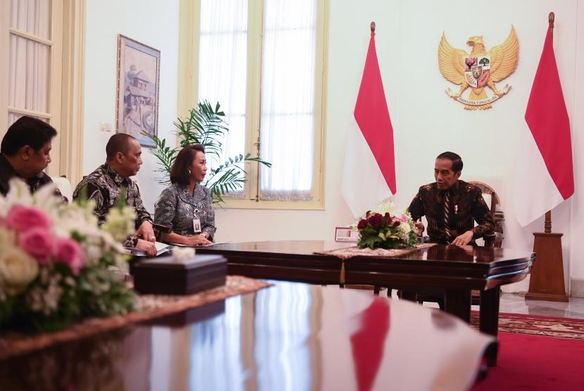 Presiden Joko WIdodo (kanan) menerima Pansel Capim KPK di Istana Merdeka Jakarta, Senin (2/9/2019).