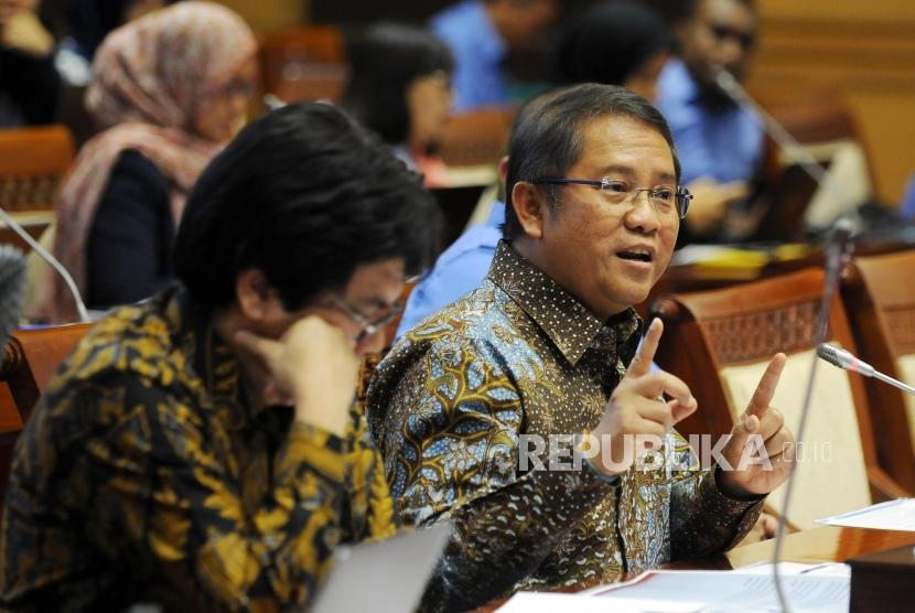Menteri Komunikasi dan Informatika Rudiantara (kanan) memberikan paparan saat rapat kerja dengan Komisi I DPR di Kompleks Parlemen, Senayan, Jakarta, Rabu (23/5).