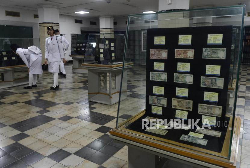 Sejumlah Paskibraka Nasional 2019 melihat koleksi yang ditampilkan di Museum Mandiri, Jakarta, Selasa (20/8).