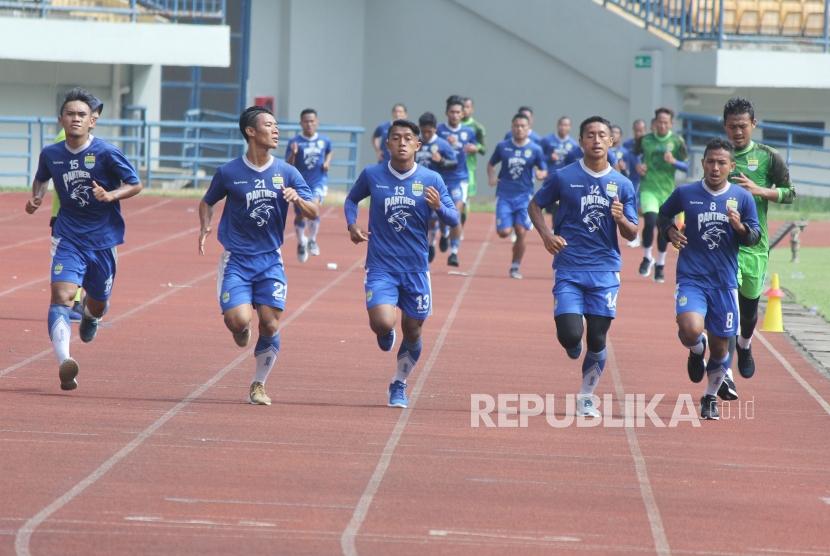 Para pemain Persib berlatih fisik di Stadion Gelora Bandung Lautan Api (GBLA), Kota Bandung, Senin (12/3).