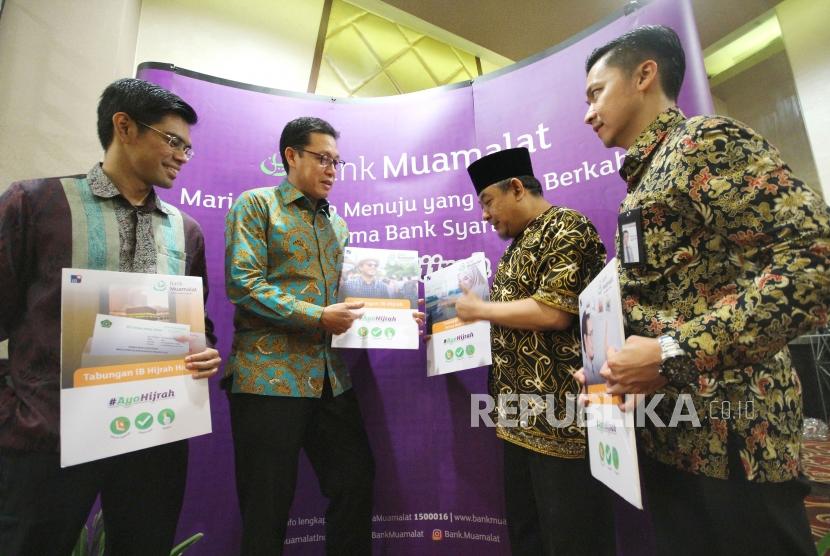 Chief Executive Officer (CEO) Bank Muamalat Achmad K Permana (kedua kiri) menjelaskan produk-produk Bank Muamalat #AyoHijrah bersama nasabah dan mintra pada acara Customer Gathering, di di Fox Harris Hotel, Kota Bandung, Kamis (13/12).