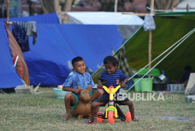 Sejumlah anak berada di posko pengungsi korban gempa dan tsunami di Masjid Agung Darussalam kota Palu, Sulawesi Tengah, Rabu (10/10).