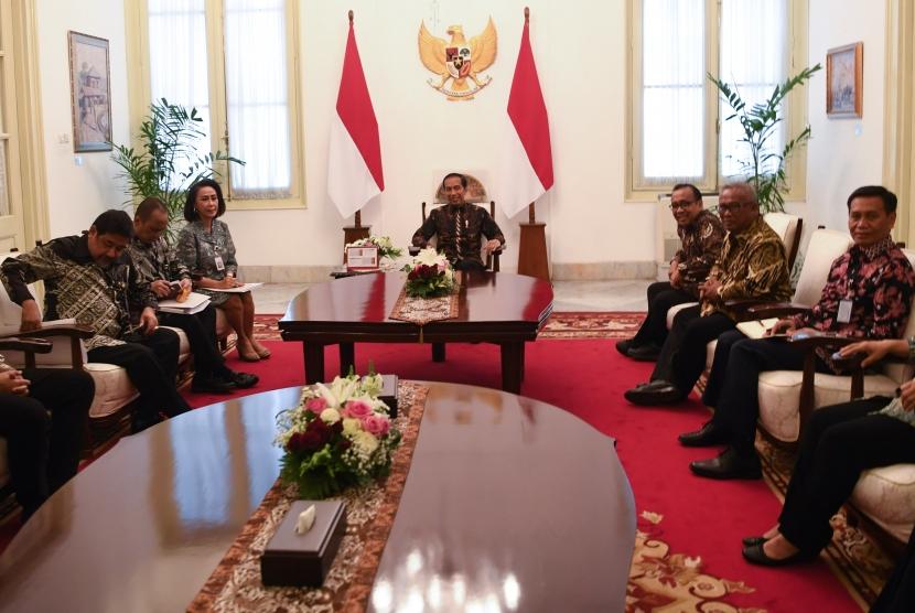 Presiden Joko Widodo (tengah) menerima Pansel Capim KPK di Istana Merdeka Jakarta, Senin (2/9/2019).