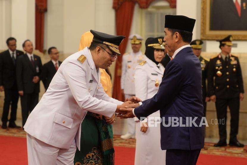 Pelantikan Gubernur NTB. Gubernur terpilih NTB Zulkieflimansyah (kiri) menerima ucapan selamat dari Presiden Joko Widodo usai pelantikan di Istana  Negara, Jakarta, Rabu (19/9).