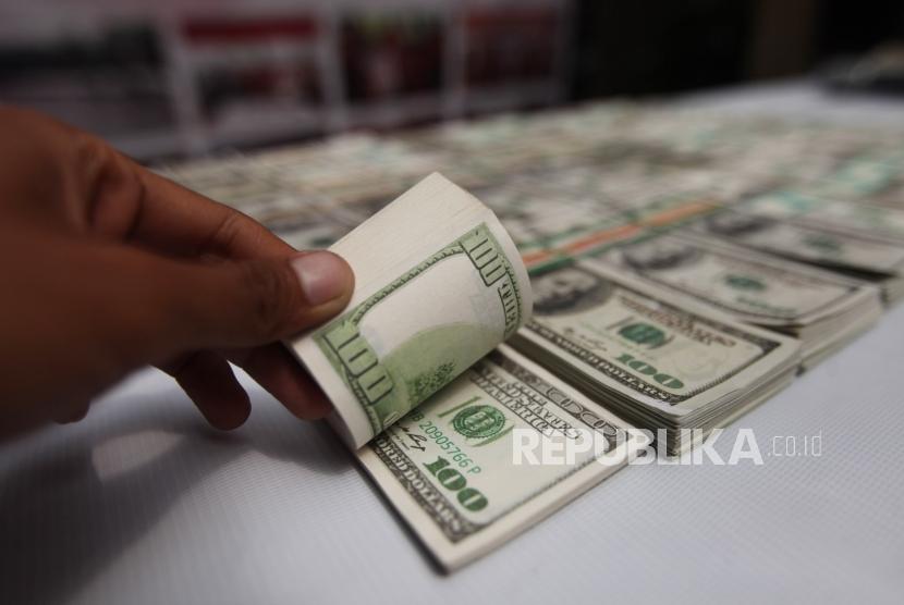 Barang bukti uang dollar palsu yang diperlihatkan saat rilis pengungkapan kasus mengedarkan uang palsu Dollar Amerika di Mapolda Metro Jaya, Jakarta, Kamis (1/2).