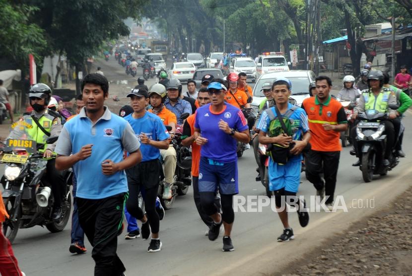 Wakil Gubernur DKI Jakarta Sandiaga Uno (tengah)