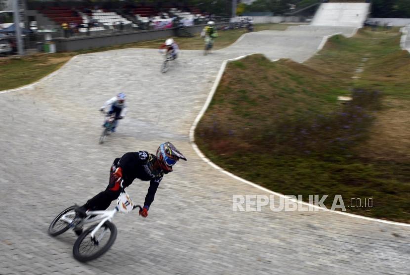 Sejumlah peserta saat mengadu kecepatan pada kejuaraan Sepeda BMX BEARCOFEST 2019 di Jakarta International BMX Track, Pulomas, Jakarta, Ahad (25/8).