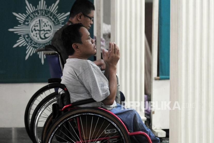 Sejumlah penyandang disabilitas berdoa usai menunaikan shalat (ilustrasi)
