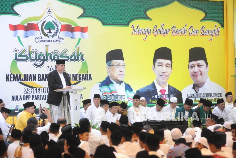 Istighosah Golkar.  Ketua Umum Partai Golong Karya Airlangga Hartarto memberikan sambutan dalam istighosah di DPP Partai Golkar, Jakrta, Rabu (28/2).
