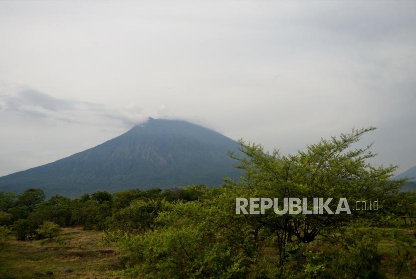 Berkurangnya Asap Sulfatara. Gunung Agung terlihat dari Pantai Jemeluk, Amed, Bali, Ahad (3/12).