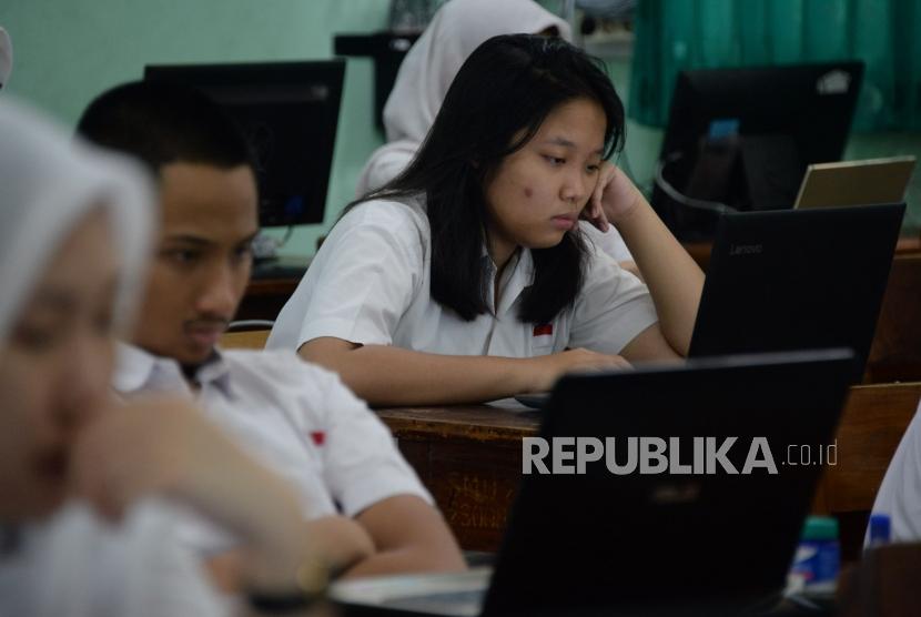 Sejumlah Siswa mengikuti Ujian Nasional Berbasis Komputer (UNBK) di Sekolah Menengah Atas Negeri (SMAN) 28 Jakarta, Senin (1/4).