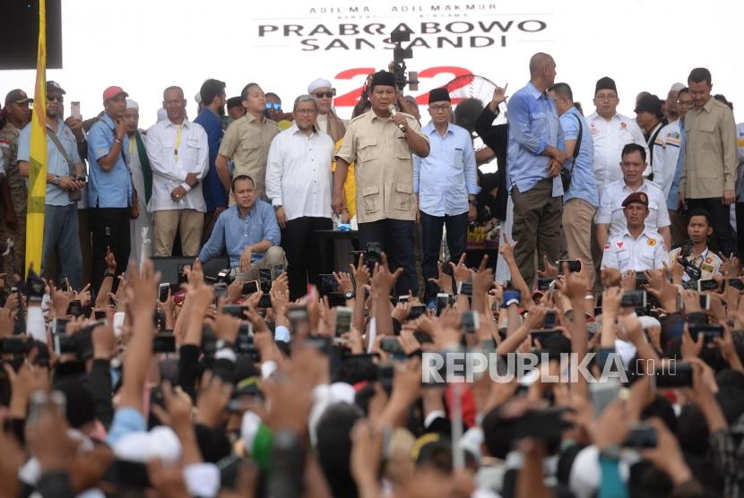 Kampanye Akbar Prabowo-Sandi. Capres nomer 02 Prabowo Subiyanto menyampaikan orasi politik saat Kampanye Akbar di Stadion Pakansari, Jawa Barat, Jumat (29/3/2019).