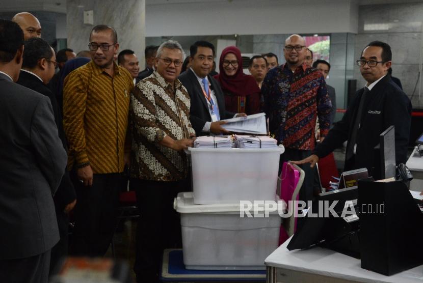 Ketua KPU Arief Budiman bersama sejumlah Komisioner KPU saat akan menyerahkan alat bukti KPU dalam Perselisihan Hasil Pemilihan Umum (PHPU) Pemilihan Presiden 2019, di Mahkamah Konstitusi (MK), Jakarta, Rabu (12/6).