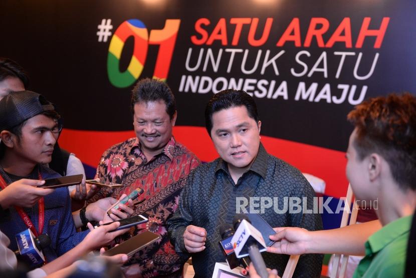 Dari Seniman Untuk 01. Ketua TKN Jokowi-Maruf Amin, Erick Thohir menjawab pertanyaan wartawan usai membuka Pameran Satu Arah untuk Satu Indonesia Maju di Jakarta, Ahad (10/2/2019).