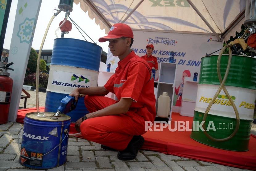 Petugas Satgas BBM bersiap melakukan uji kendaraan bermuatan Pertamax dan Pertamina Dex berkapasitas hingga 50 liter di Rest Area Tol Cipali, KM 102, Rabu (6/6).