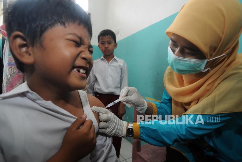 Imunisasi Massal Difteri. Sejumlah pelajar melakukan imunisasi Difteri di MIT Al-Qolam, Pancoran Mas, Kota Depok, Jawa Barat, Senin (11/12).