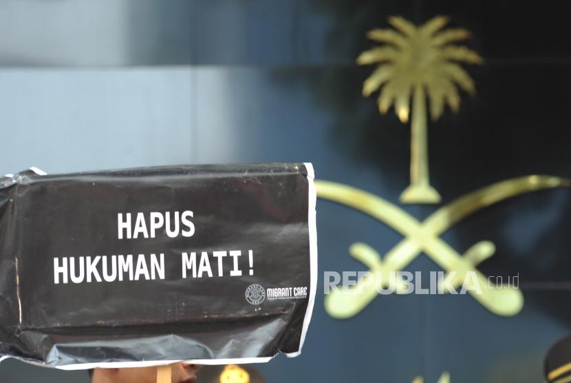 Poster bertuliskan penolakan dan selamatkan buruh migrant Indonesia dari hukuman mati  di  depan kantor Kedutaan Besar Arab Saudi untuk Indonesia, Jakarta,  beberapa waktu lalu. (ilustrasi).
