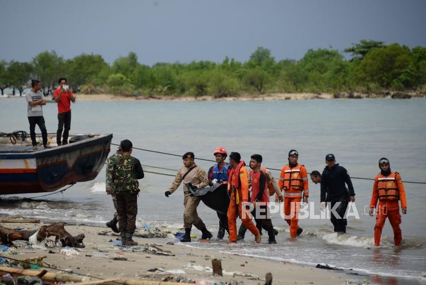 Petugas mengevakuasi jenazah korban bencana Tsunami di Kawasan Sumur, Pandeglang, Banten, Selasa (25/12).