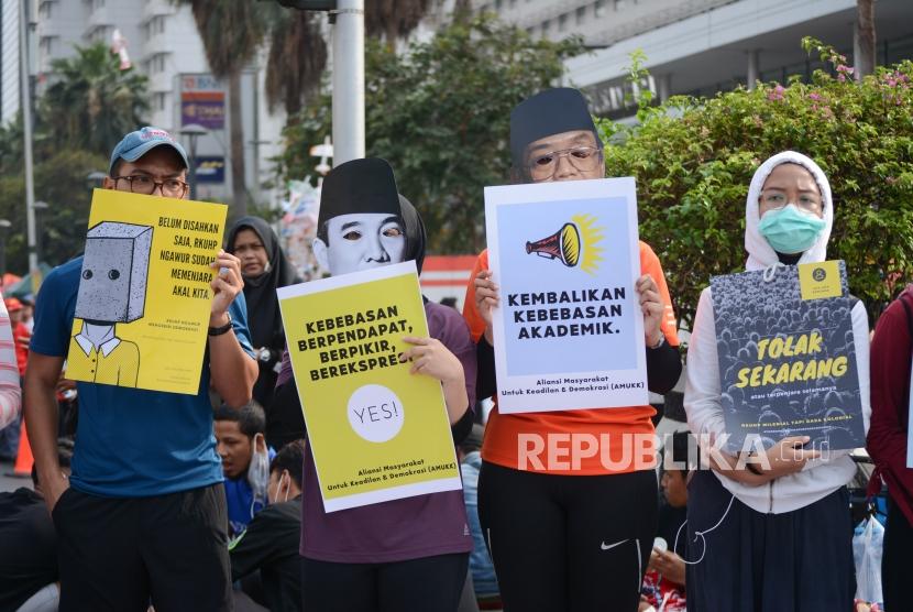 Masyarakat yang tergabung dalam Aliansi Masyarakat Untuk Keadilan dan  Demokrasi (AMUKK) melakukan aksi tolak Rancangan Kitab Undang-Undang Hukum Pidana (RKUHP) di Kawasan Bundaran HI, Jakarta, Minggu (15/9/2019).