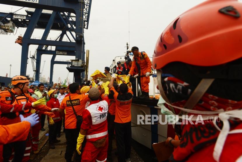 Sejumlah petugas gabungan saat mengangkut puing-puing pesawat Lion Air JT610 di Dermaga JICT 2, Pelabuhan Tanjung Priok, Jakarta, Selasa (30/10).