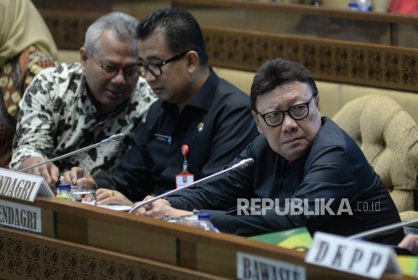 Menteri Dalam Negeri Tjahjo Kumolo mengikuti Rapat Kerja dengan Komisi II DPR di Kompleks Parlemen, Senayan, Jakarta, Kamis (26/9).