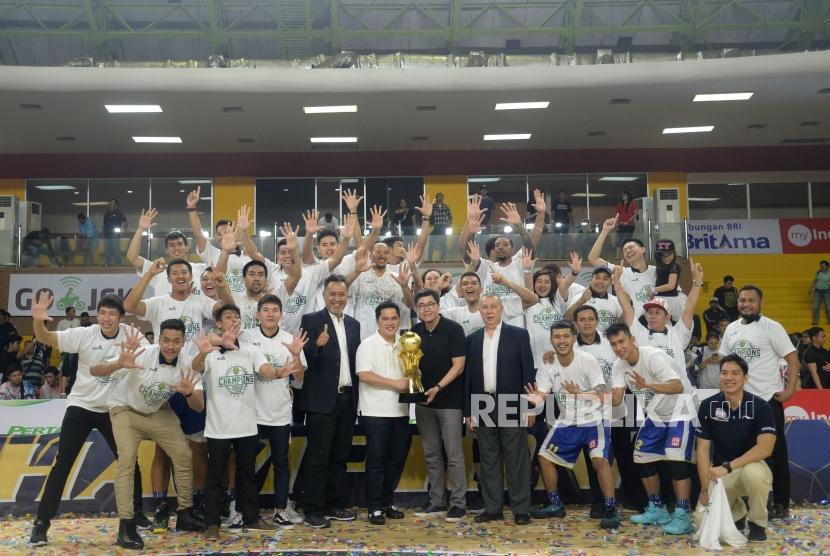 Tim basket Satria Muda Pertamina bersama owner Satria Muda Pertamina Erick Thohir merayakan kemenangan setelah berhasil mengalahkan Tim Pelita Jaya pada laga ketiga final IBL di GOR Soemantri Brodjonegoro, Jakarta, Ahad (22/4).