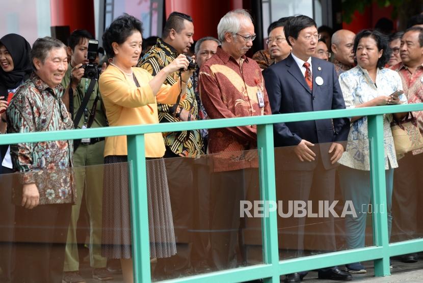  Wakil Perdana Menteri RRT Madame Liu Yandong (keua kiri) bersama Direktur Taman Safari Indonesia jansen Manansang (kiri) melihat Panda Raksasa saat kunjungan resmi Pemerintah RRT ke Istana Panda Indonesia di Taman Safari Cisarua, Jawa Barat, Ahad (26/11). 