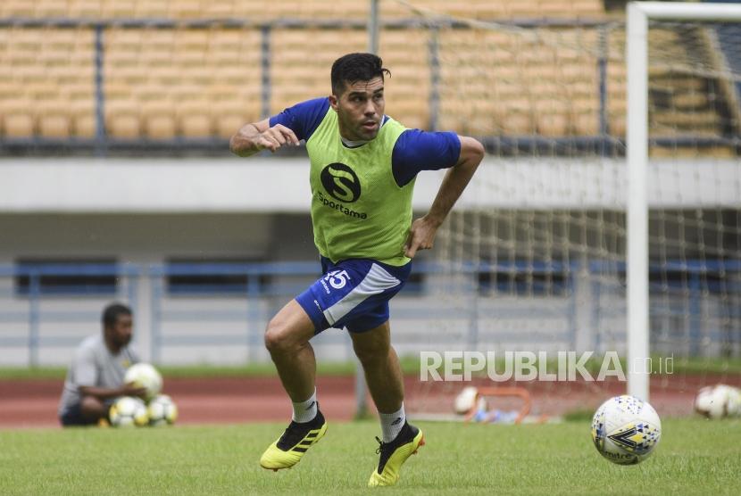 Bek Persib Bandung Fabiano Beltrame menggiring bola saat mengikuti sesi latihan di Stadion Gelora Bandung Lautan Api, Kota Bandung, Ahad (24/3).