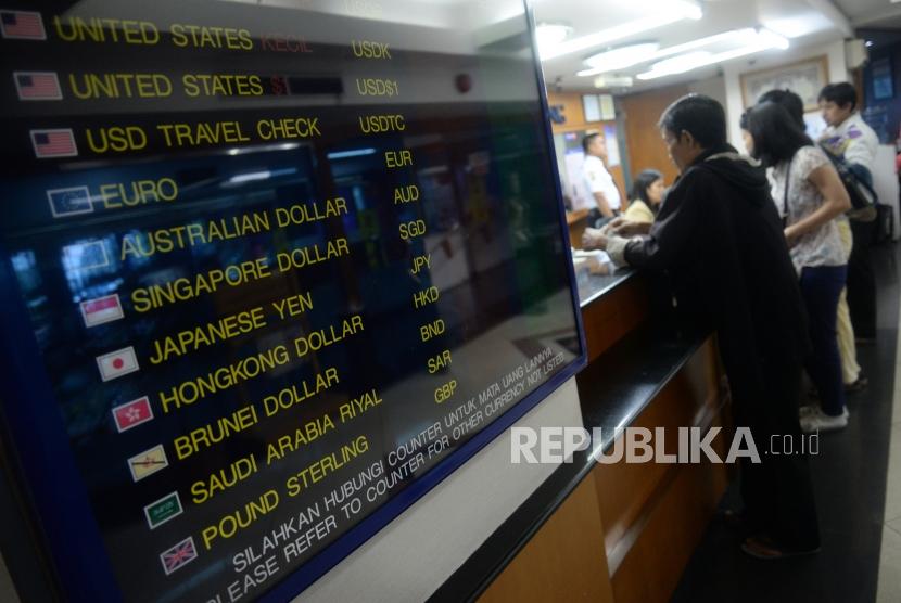 Rupiah Masih Terus Melemah. Pengunjung melakukan penukaran mata uang asing di jasa penukaran uang Ayu Masagung, Jakarta, Senin (23/4).