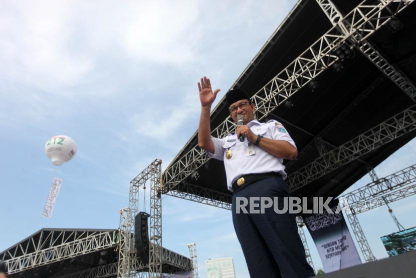 Gubernur DKI Jakarta Anies Baswedan memberikan sambutan saat mengikuti reuni aksi 212 di Lapangan Monumen Nasional, Jakarta, Ahad, (2/12).