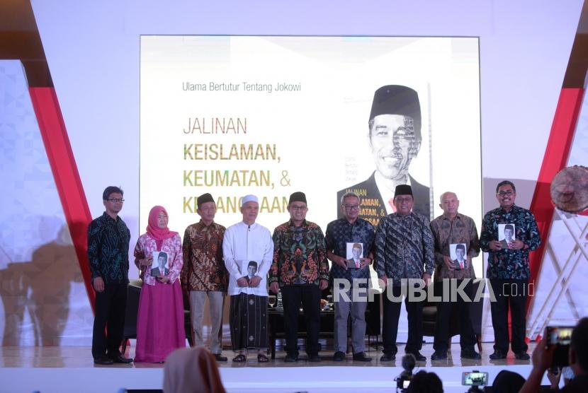 Peluncuran Buku Jokowi. Penulis buku Mukti Ali Qusyairi (tengah) berfoto bersama undangan usai peluncuan buku usai peluncuran Buku Jalinan Keislaman, Keumatan, dan Kebangsaan di Jakarta, Kamis (20/12).