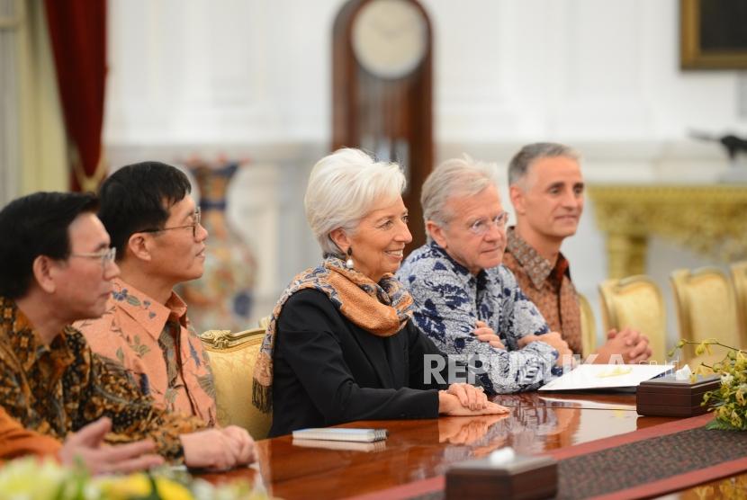 Bahas Rencana Pertemuan IMF.  Direktur Pelaksana Dana Moneter Internasional (IMF) Christine Lagarde (tengah) bersama delegasi saat diterima Presiden Joko Widodo di Istana Merdeka, Jakarta, Senin (26/2).