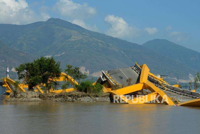 Suasana kondisi Jembatan Ponulele yang rusak di kawasan Pantai Talise, Palu, Sulawesi Tengah, Senin (1/10).