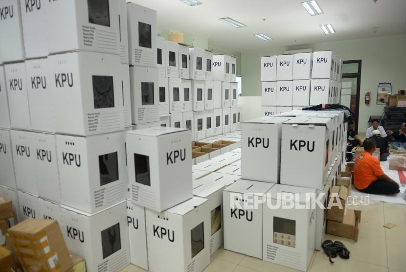 Persiapan Logitik Pemilu 2019. Petugas PPK membagi surat suara per kotak suara di Kecamatan Menteng, Jakarta, Rabu (27/3/2019).