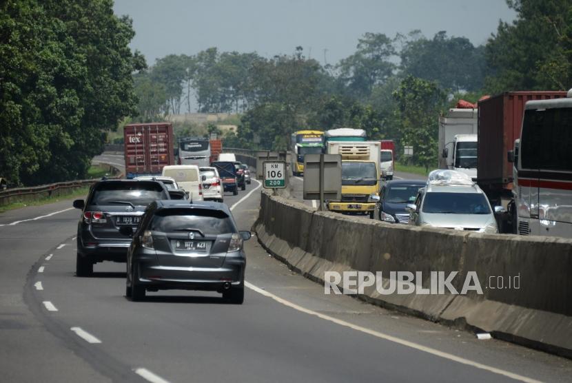 Kendaraan saat melintasi Jalan Tol Cipularang KM 106, Purwakarta, Jawa Barat, Senin (29/4).