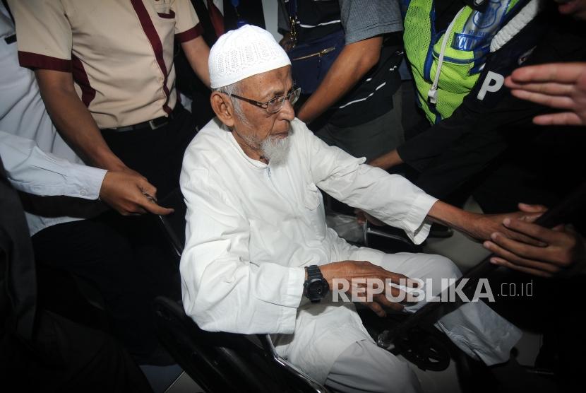 Terpidana kasus terorisme Abu Bakar Ba'asyir saat tiba di Rumah Sakit Cipto Mangunkusumo (RSCM), Jakarta, Kamis (1/3).