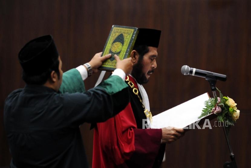 Ketua Mahkamah Konstitusi (MK) Terpilih Anwar Usman saat mengucap sumpah jabatan di Gedung MK, Jakarta, Senin (2/4).