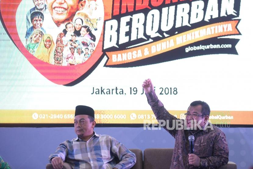 Presiden ACT Ahyudin (tengah) memberikan paparan didampingi  Super Volunteer ACT Bachtiar Nasir saat peluncuran program Indonesia Berqurban, Bangsa & Dunia Menikmatinya, Jakarta, Kamis (19/7).