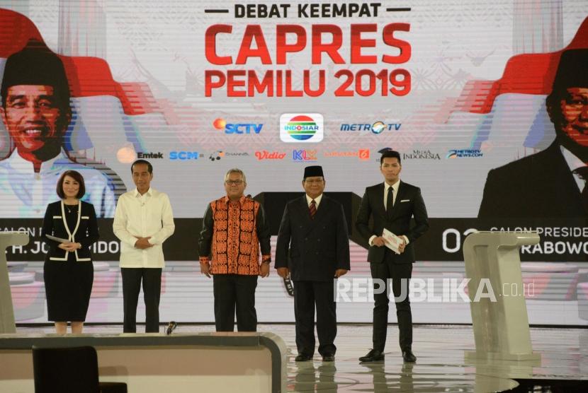 Capres No 01 Joko Widodo bersama Capres No 02 Prabowo Subianto dan ketua KPU Arief Budiman saat debat keempat Capres 2019 di Hotel Shangri-La, Jakarta, Sabtu (30/3).