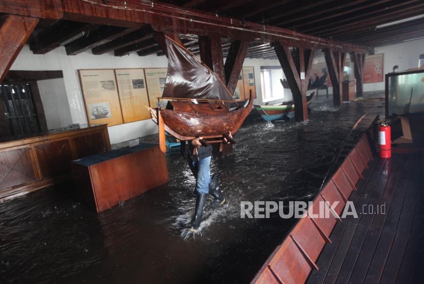 Petugas memindahkan koleksi perahu saat kebakaran Museum Bahari di Penjaringan, Jakarta, Selasa (16/1).