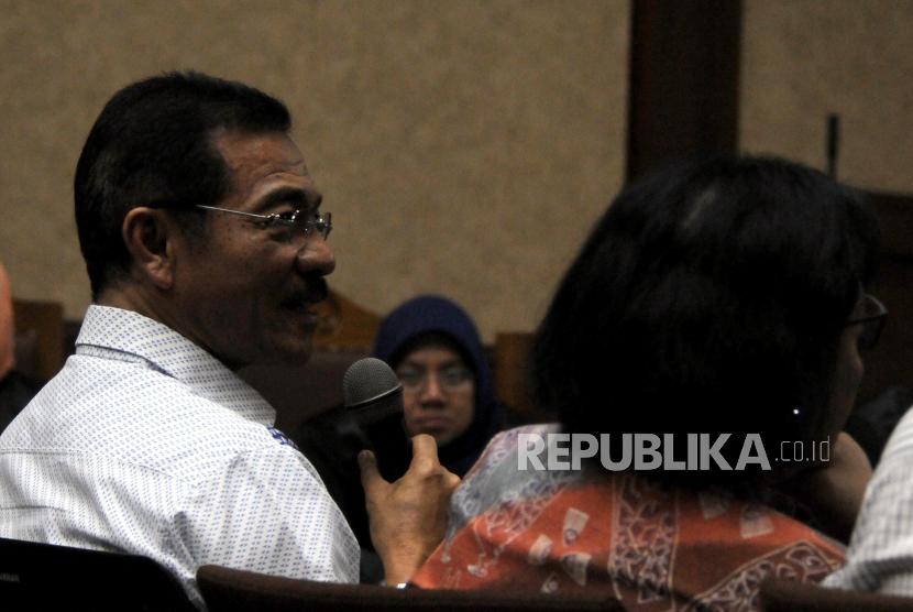 Mantan Mendagri Gamawan Fauzi bersama mantan Sekjen Kemendagri Diah Anggraini (dari kiri) memberikan paparan saat menjadi saksi pada sidang kasus korupsi pengadaan KTP elektronik dengan terdakwa Setya Novanto di Pengadilan Tipikor Jakarta, Senin (29/1).