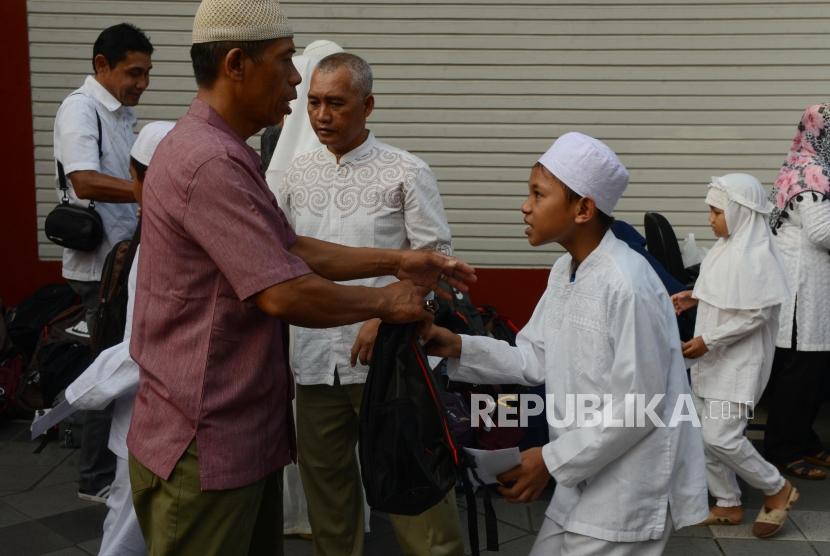 Sejumlah anak yatim saat menerima tas pada acara buka puasa bersama Republika di Kantor Republika, Jakarta, Sabtu (25/5).