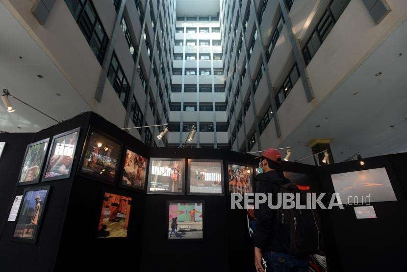 Pengunjung melihat pameran foto bertajuk Visualektika II di Politeknik Negeri Media Kreatif, Jagakarsa, Jakarta, Jumat (3/8).