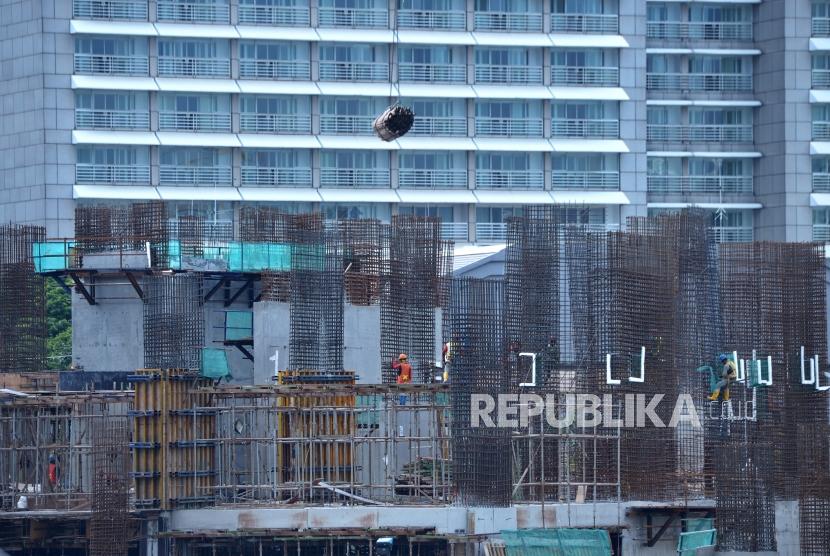 Serapan Unit Apartemen. Pekerja mengerjakan pembangunan apartemen di Jakarta, Rabu (7/3).