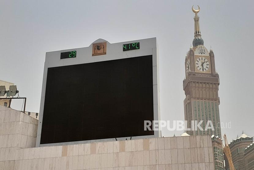 Layar suhu udara di pelataran Masjid Al Haram menunjukkan cuaca di Kota Makkah pada Jumat (12/7) siang di angka 41 derajat celcius. 