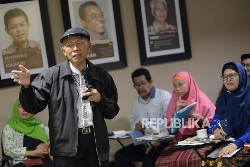 Inspirator Metamorphosis H.D Iriyanto saat mengisi pelatihan 'Teknik Bicara Singkat Tapi Memikat' di Kantor Republika, Jakarta, Kamis (19/9). Kegiatan yang di ikuti oleh puluhan peserta ini bertujuan untuk mengoptimalkan berbicara di depan publik.