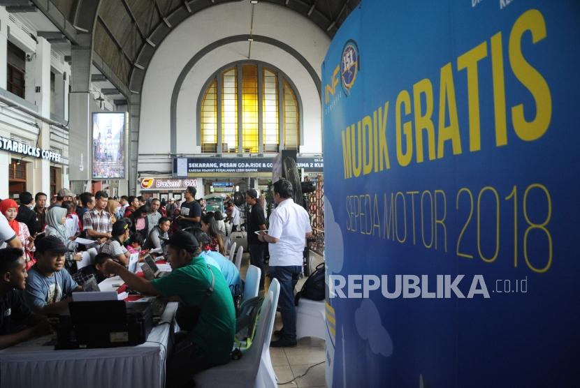 Ratusan warga yang sedang mendaftar mudik gratis 2018 di Stasiun Kota, Jakarta, Ahad (25/3).